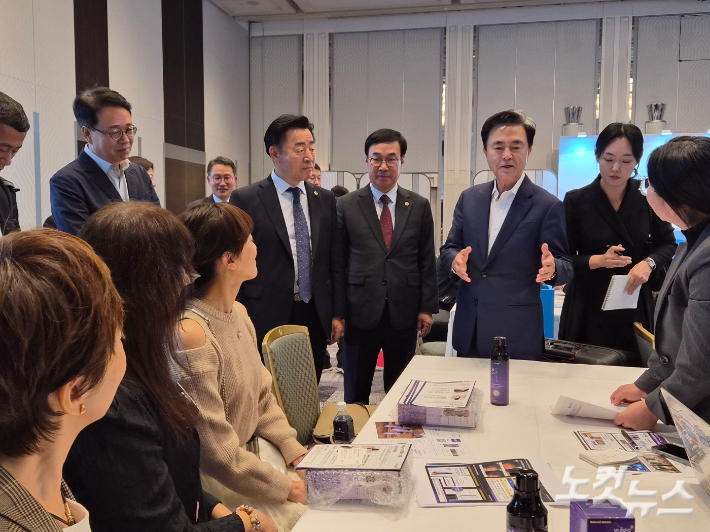 일본 오사카에서 열린 수출상담회장을 찾은 김태흠 충남지사가 현지 바이어들에게 충남 제품의 우수성을 설명하고 있다. 김정남 기자