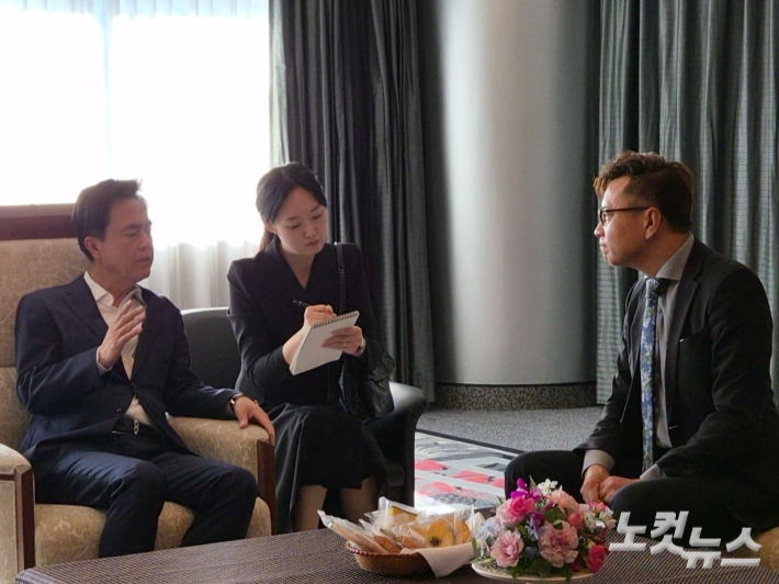 김태흠 충남지사(왼쪽)가 오사카 수출상담회장을 찾은 콘도 히로키 일본 아이치현 닛신시장을 만나 의견을 나누고 있다. 김정남 기자
