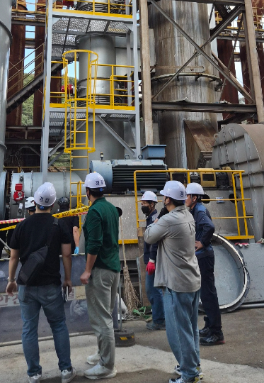 경찰과 소방관들이 사고 현장을 점검하고 있다. 독자 제공