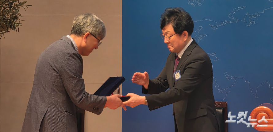 신임 노회장 김판석 목사(오른쪽)가 이임한 조인성 목사에게 감사패를 전달하고 있다. 한세민 교계기자