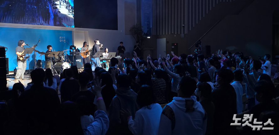 학생들이 무대 앞까지 나와 헌신을 다짐하고 있다. 한세민 교계기자