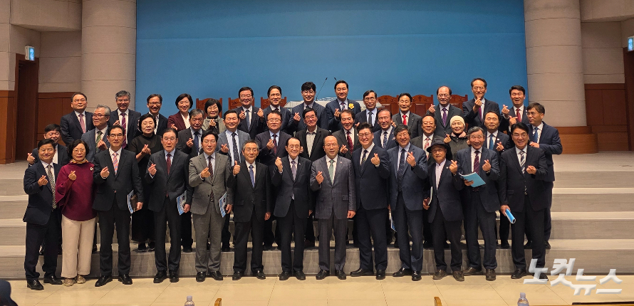 대성회를 마치고 임역원들이 기념촬영을 하고 있다. 한세민 교계기자