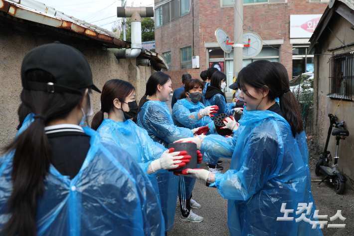 남군산교회 봉사자들이 군산시 삼학동과 신풍동 일대의 가정을 찾아 연탄을 직접 배달하며 온정을 나누고 있다. 최화랑 기자
