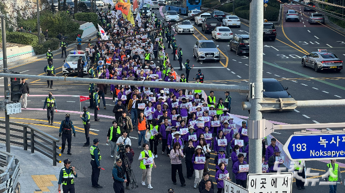 25일 오후 2시 40분부터 10·29 이태원참사 유가족이 서울 용산구 이태원동 해밀톤호텔 옆 골목 '기억과 안전의 길'에서서울 시청역 서울광장까지 추모 행진을 이어가고 있다. 김수진 기자