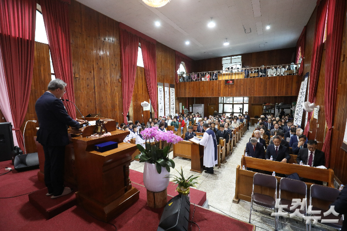 김제 금산교회 설립 120주년을 기념하는 감사예배가 열리고 있다. 최화랑 기자 