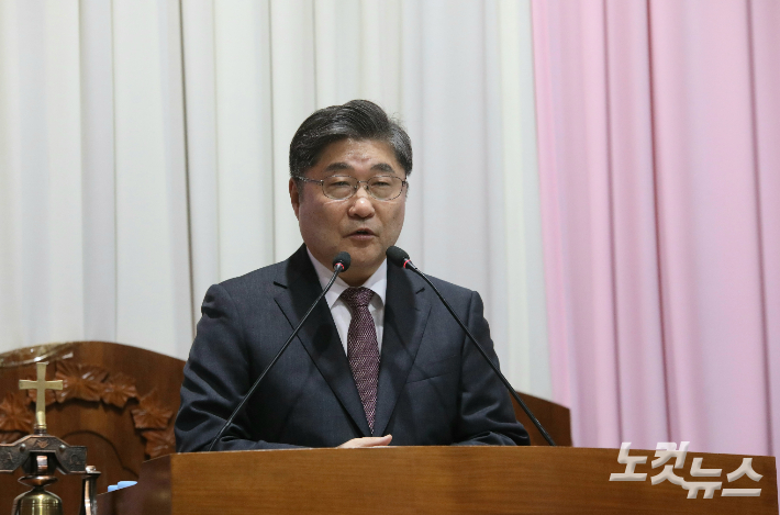 장봉생 총회장이 금산교회 120주년 감사예배에서 말씀을 전하고 있다. 최화랑 기자