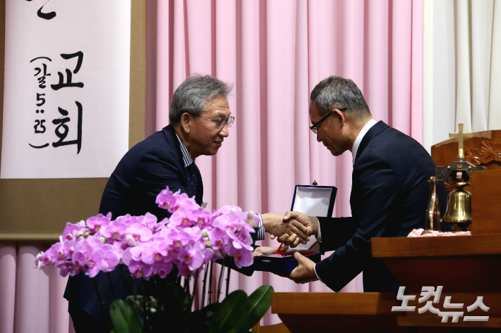 금산교회 김종원 목사가 120년사를 집필한 이영식 박사에게 감사패를 전달하고 있다. 최화랑 기자