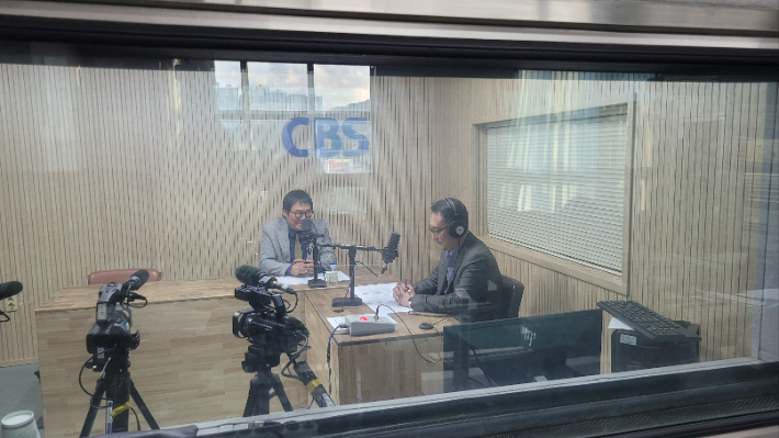 왼쪽부터 김경식 충북문화재단 대표, 김종현 앵커. 충북CBS