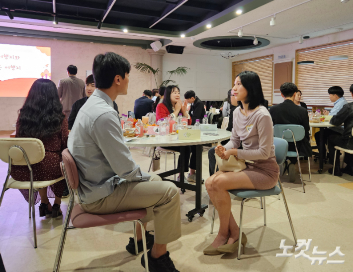 '하트 이름표 달고 웃음꽃 활짝' 설렘 가득 데이트스쿨 열려
