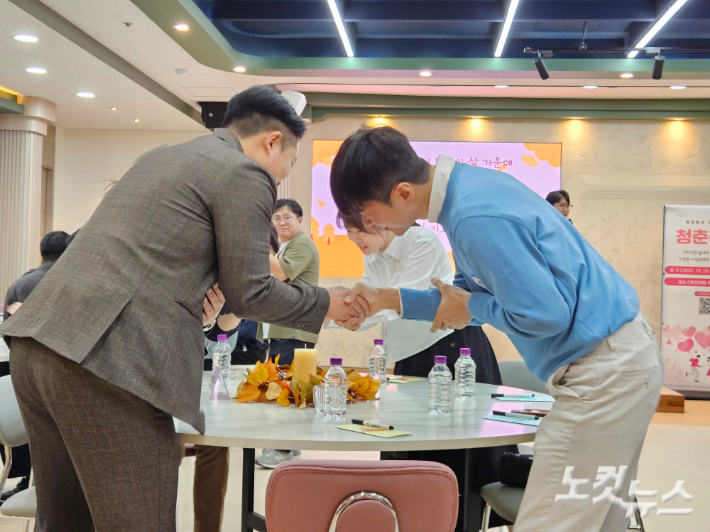 25일 부산CBS 6층 생명돌봄홀에서 열린 '청춘작당' 행사에서 참가자들이 악수하고 있다. 김혜민 기자