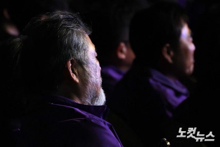 생각에 잠긴 유가족