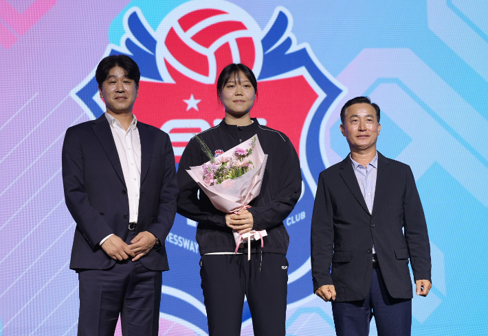 신인 드래프트 당시 이지윤이 기념 촬영한 모습. 연합뉴스 