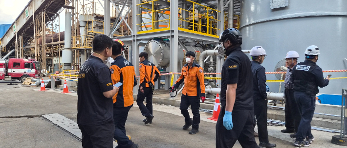 경찰과 소방관들이 사고 현장을 점검하고 있다. 독자 제공 