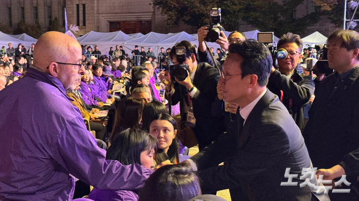 25일 서울시청 앞 서울광장에서 열린 10·29 이태원참사 3주기 시민추모대회에서 김민석 국무총리가 외국인 희생자 유가족을 위로하고 있다. 김수진 기자
