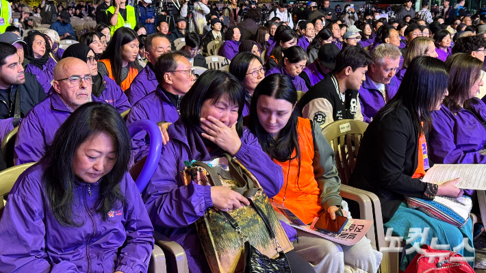 25일 서울시청 앞 서울광장에서 열린 10·29 이태원참사 3주기 시민추모대회에서 외국인 희생자 유가족이 울음을 참고 있다. 김수진 기자
