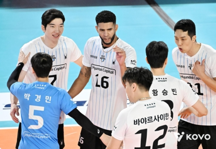 프로배구 현대캐피탈 선수들이 25일 삼성화재와 경기에서 득점한 뒤 서로 격려하고 있다. 한국배구연맹