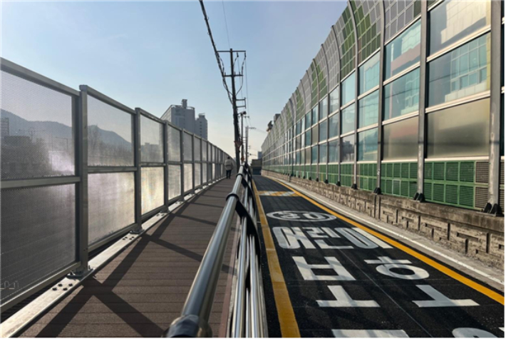 유휴 공간을 활용한 보행자 전용 보도. 부산시 제공
