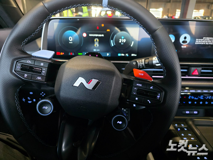 현대자동차 아이오닉 6 N 스티어링 휠. 박성완 기자