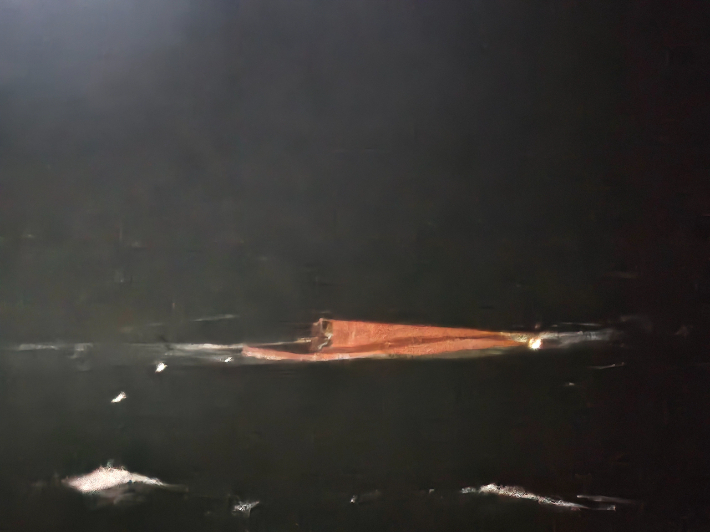 지난 25일 오후 전남 신안군 흑산도 해상에서 24톤급 어선이 전복됐다. 목포해양경찰서 제공