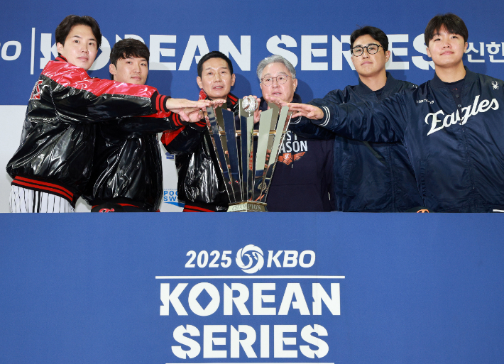 25일 서울 잠실구장에서 열린 2025 신한 SOL뱅크 KBO 한국 시리즈 미디어 데이에서 양 팀 감독과 선수들이 포즈를 취하고 있다. 왼쪽부터 LG 트윈스 임찬규, 박해민, 염경엽 감독, 한화 이글스 김경문 감독, 채은성, 정우주. LG와 한화의 한국시리즈 1차전은 26일 같은 장소에서 펼쳐진다. 연합뉴스