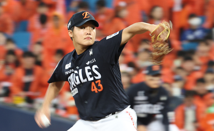 22일 대구 삼성 라이온즈 파크에서 열린 2025 프로야구 KBO 리그 포스트 시즌 플레이오프 4차전 한화 이글스와 삼성 라이온즈의 경기. 한화 선발 투수 정우주는 3⅓이닝 5K 무실점 역투를 펼쳤다. 연합뉴스 