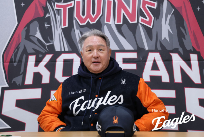 한화 김경문 감독이 26일 LG와 한국 시리즈 1차전을 앞두고 취재진의 질문에 답하고 있다. 한화 이글스