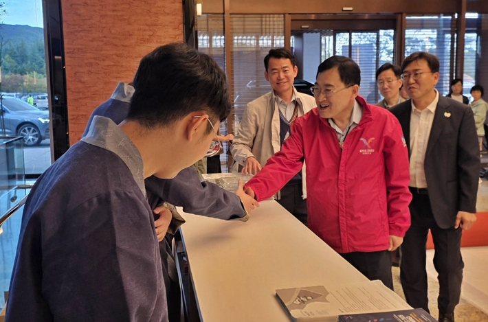 주낙영 경주시장이 25일 소노캄 경주호텔 인포메이션 데스크를 찾아 근무자들을 격려하며 APEC 정상회의 준비상황을 점검하고 있다. 경주시 제공