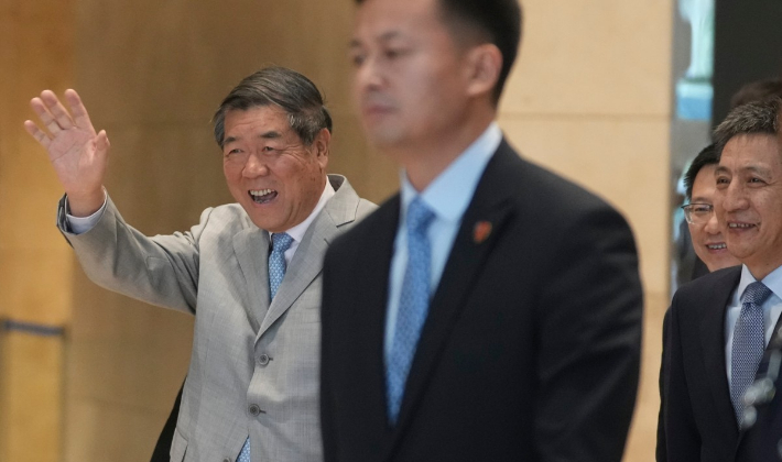 허리펑 중국 부총리(왼쪽)와 리청강 상무부 국제무역담판대표 겸 부부장이 말레이시아 쿠알라룸푸르 미중 무역협상 회담장에 도착하고 있다. 연합뉴스