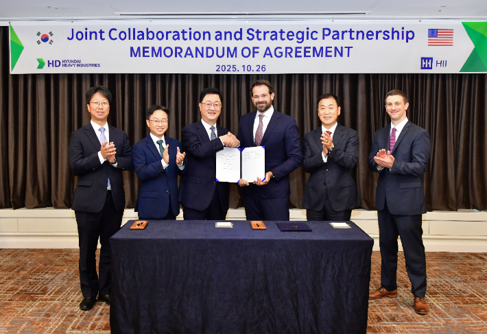 HD현대중공업 특수선사업부 주원호 사장과 헌팅턴 잉걸스 에릭 츄닝 전략 개발 총괄 부사장(사진 왼쪽에서 각각 세 번째와 네 번째)이 26일 경주에서 '상선 및 군함 설계·건조 협력에 관한 합의 각서'를 체결했다. HD현대 제공
