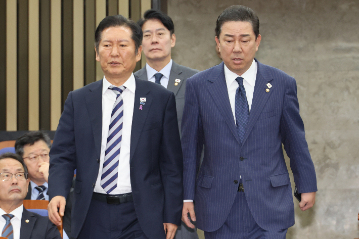 더불어민주당 정청래 대표(왼쪽)와 김병기 원내대표가 26일 서울 여의도 국회에서 본회의를 앞두고 열린 의원총회에 참석하고 있다. 연합뉴스