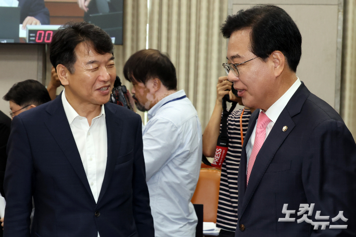 국민의힘 송언석 원내대표(오른쪽)와 더불어민주당 문진석 원내수석부대표가 7월 29일 국회에서 열린 운영위원회 전체회의에서 대화를 하고 있다. 윤창원 기자