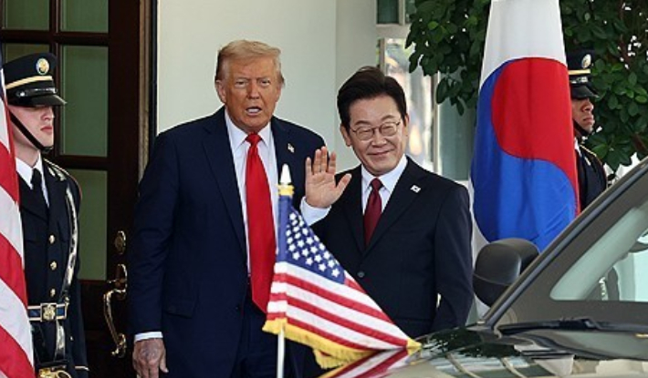 이재명 대통령이 지난 8월 25일(현지시간) 미국 워싱턴DC 백악관에서 영접나온 도널드 트럼프 대통령과 만난 뒤 취재진에게 손을 흔들고 있다. 연합뉴스
