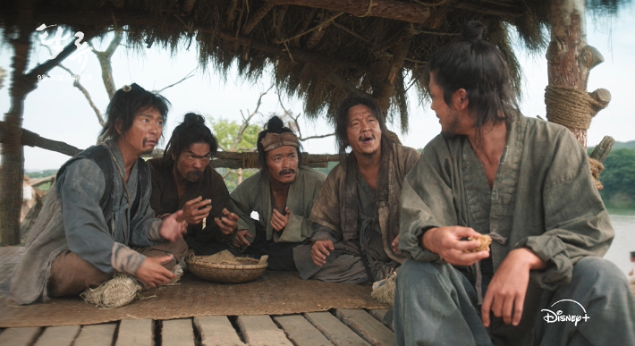 '탁류' 촬영은 약 1년 가까이 진행됐다. 박지환은 "추울 때 시작해 추울 때 끝났다"며 "날씨에 항복한 수준이었다"고 너스레를 떨었다. 월트디즈니 컴퍼니 코리아 제공
