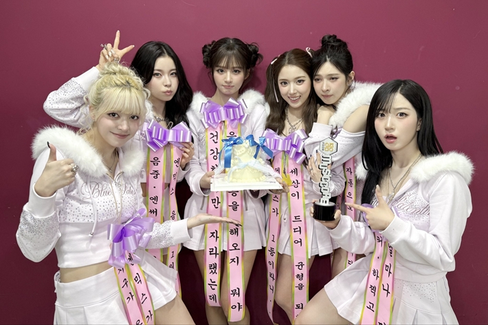 지난 25일 방송한 MBC '쇼! 음악중심'에서 '블루 밸런타인'으로 1위를 차지한 그룹 엔믹스. 엔믹스 공식 트위터