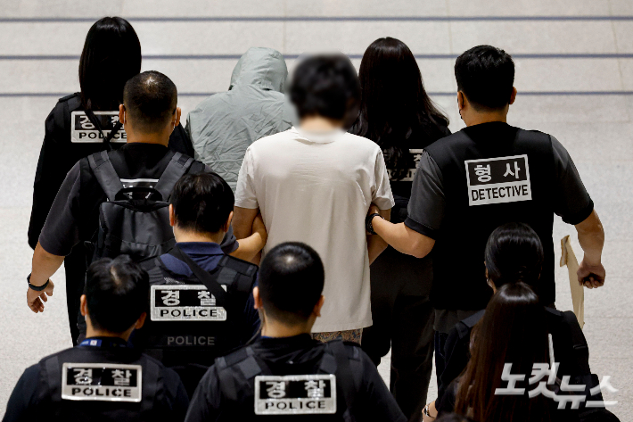 캄보디아에서 범죄에 가담했다가 이민 당국에 구금됐던 한국인 64명이 18일 한국 정부가 마련한 전세기를 타고 인천국제공항을 통해 송환되고 있다. 인천공항=황진환 기자