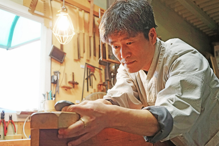 전남도 무형유산으로 지정된 소목장 설이환 씨. 전라남도 제공