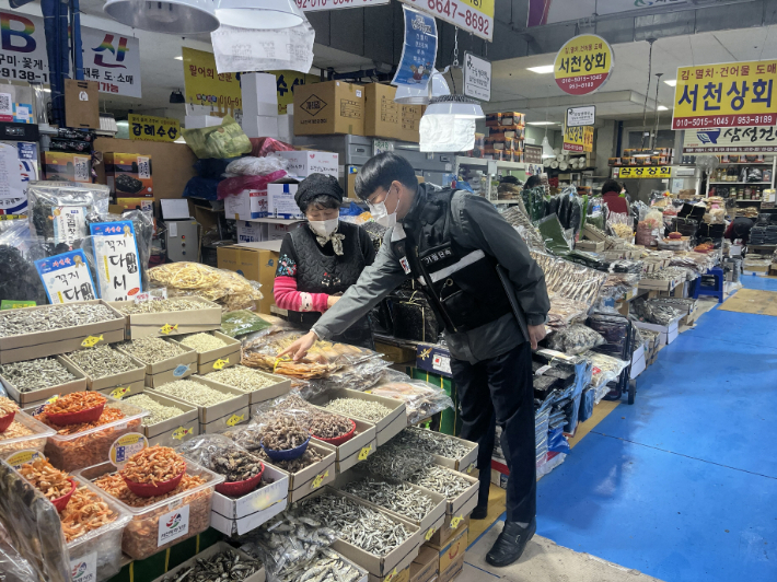 해양수산부는 제철 수산물 등을 중심으로 수입수산물 원산지 표시 특별 단속을 실시한다. 해양수산부 제공