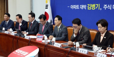 국민의힘 장동혁 대표가 27일 서울 여의도 국회에서 열린 최고위원회의에서 발언을 하고 있다.