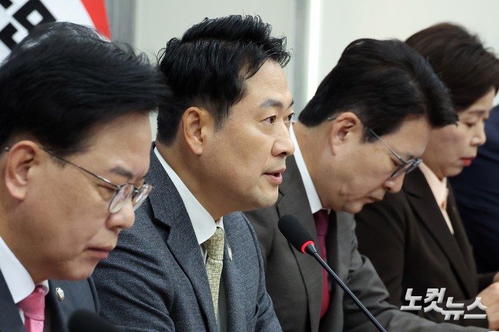 국민의힘 장동혁 대표가 27일 서울 여의도 국회에서 열린 최고위원회의에서 발언을 하고 있다.