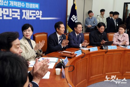 더불어민주당 정청래 대표와 최고위원들이 27일 서울 여의도 국회에서 열린 최고위원회의에 앞서 종합주가지수의 최고치 경신을 확인하고 박수를 치고 있다.