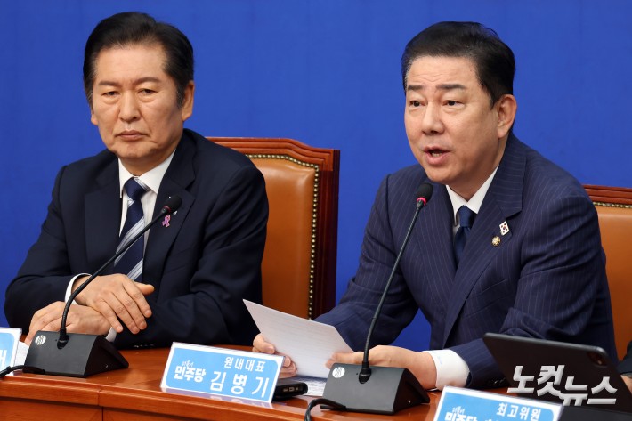 더불어민주당 김병기 원내대표가 27일 서울 여의도 국회에서 열린 최고위원회의에서 발언을 하고 있다.