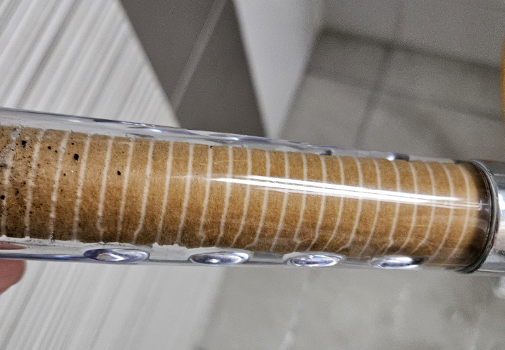 대구 동구의 한 아파트에서 수도 필터가 교체한 지 얼마되지 않아 황토색으로 변했다. 독자 제공