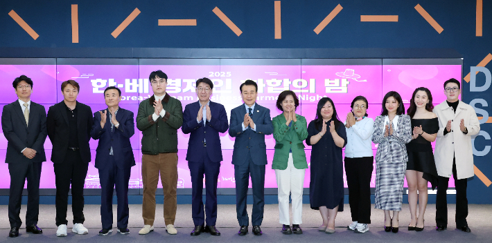 지난 24일 전주시 드론스포츠복합센터에서 열린 '2025 한·베 경제인 화합의 밤' 행사에서 우범기 시장과 한국·베트남 경제인들이 기념 촬영을 하고 있다. 전주시 제공