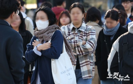 일부 지역에 올 가을 첫 한파주의보가 발효되는 등 초겨울 날씨를 보이는 27일 오전 서울 종로구 광화문네거리에 두꺼운 옷을 입은 시민들이 발걸음을 재촉하고 있다.