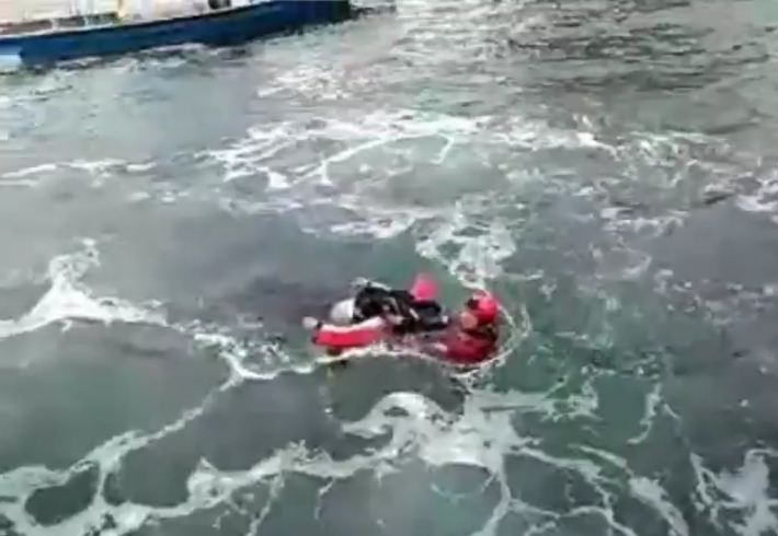 지난달 25일 부산 다대포 낫개항 인근 해상에서 60대 낚시객이 바다에 빠져 해경이 구조하고 있다. 부산해양경찰서 제공