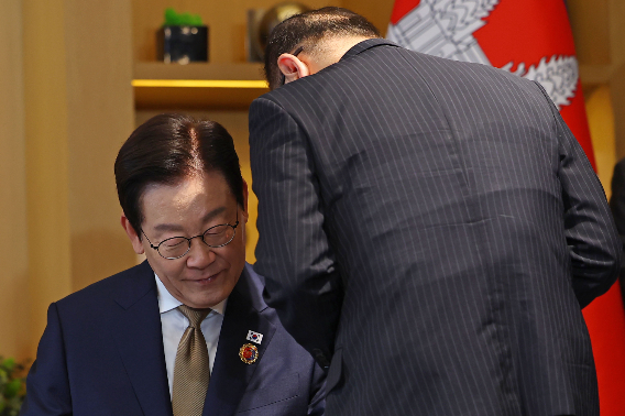 이재명 대통령이 27일 말레이시아 쿠알라룸푸르 한 호텔에서 열린 한-캄보디아 정상회담에 앞서 위성락 국가안보실장과 대화하고 있다. 연합뉴스