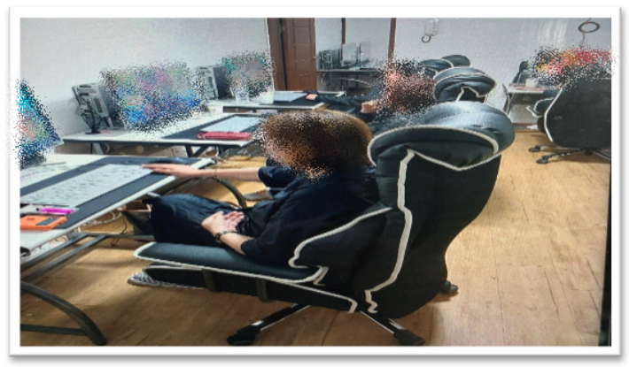 제주시내 한 빌라에서 불법 사이버 도박장을 운영한 일당이 경찰에 붙잡힌 모습. 제주경찰청 제공