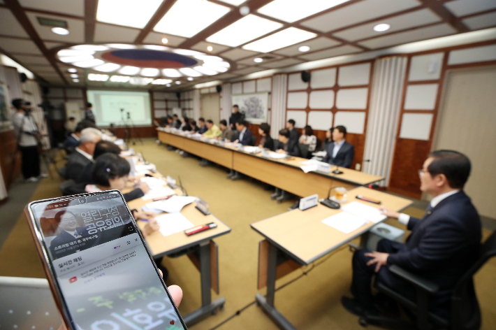 27일 오전 광주 북구가 '열린 구정공유회의'를 개최해 간부회의를 실시간 생중계하고 있다. 광주 북구 제공