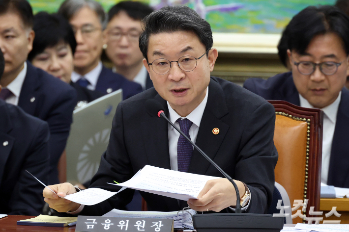 27일 서울 여의도 국회에서 열린 정무위원회의 금융위원회·금융감독원 등에 대한 종합감사에서 이억원 금융위원장이 의원 질의에 답변을 하고 있다. 윤창원 기자