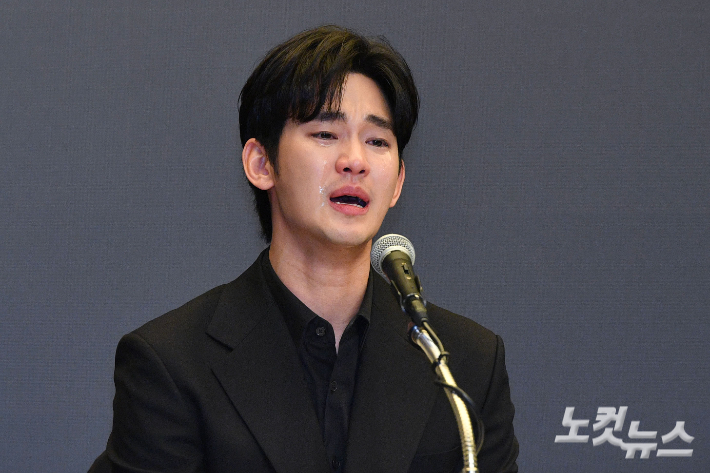배우 김수현이 지난 3월 31일 오후 서울 마포구 스탠포드 호텔에서 기자회견을 열고 미성년자였던 고 김새론과 교제했다는 의혹 등에 대해 입장을 밝히고 있다. 류영주 기자
